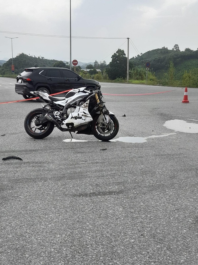 Cú đâm cực mạnh của chiếc xe máy phân khối lớn khiến ô tô bị lật nhiều vòng, vỡ nát phần thân xe, chiếc xe máy hư hỏng nặng phần đầu.