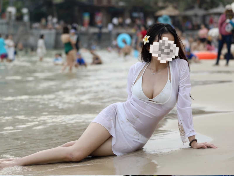 Cô nàng cũng thường xuyên đăng tải những hình ảnh check-in ở nhiều địa điểm khác nhau.