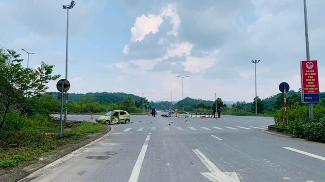 Nhiều người đã bày tỏ sự ngạc nhiên khi người điều khiển chiếc xe mô tô gây tai nạn là một cô gái.