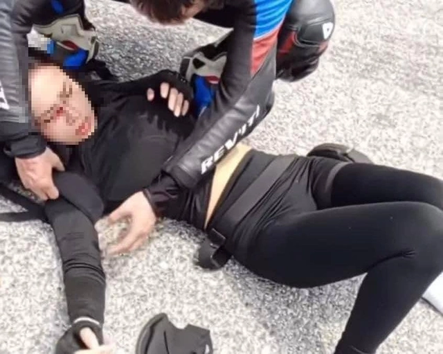 Theo thông tin, cả 3 nạn nhân đều bị thương, trong đó, tài xế xe ô tô bị thương nặng.