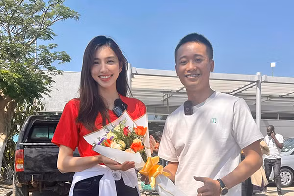 Hoa hậu Thùy Tiên và Quang Linh Vlog quen nhau trong một dự án thiện nguyện từ năm 2022. Năm ấy, với vai trò Hoa hậu Hòa bình quốc tế 2021, người đẹp có chuyến từ thiện mang nước sạch tới người dân tại đất nước Angola cùng nam Youtuber.