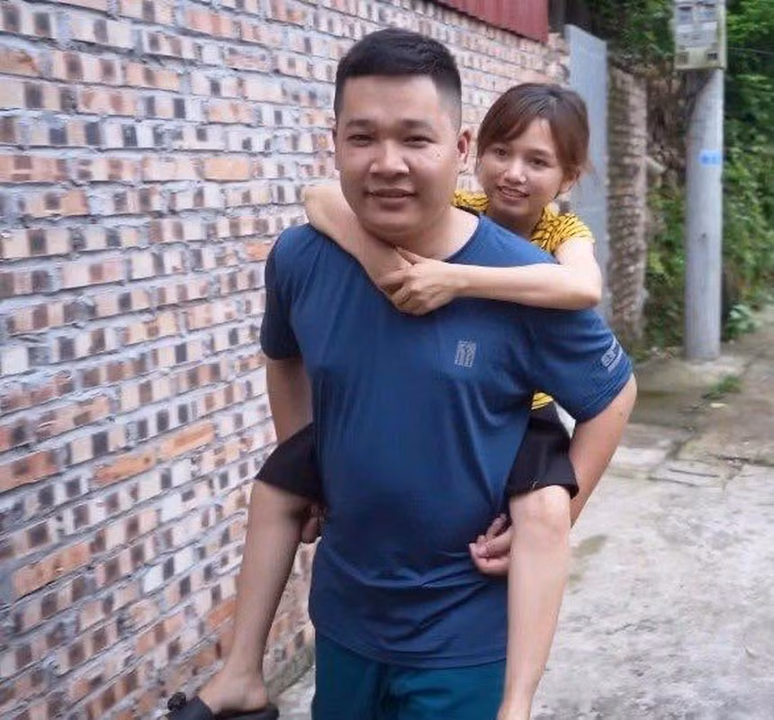 Đa số người “tí hon” thường không thể sinh con, thế nhưng Nụ lại may mắn hơn khi mang thai hoàn toàn tự nhiên. (Ảnh: FBNV)