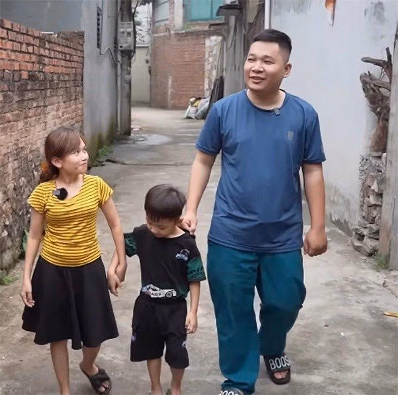 Năm 2015, Nụ quen anh Cao Bá Thành qua mạng xã hội, tuy nhiên đến năm 2016 cả 2 mới chính thức tìm hiểu làm quen. Khi gặp Nụ, Thành không quá bất ngờ dù anh nhận xét bạn gái nhỏ hơn mình nghĩ. Thành đưa Nụ về ra mắt gia đình, nhưng chuyện tình yêu của họ không được phụ huynh ủng hộ. (Ảnh: FBNV)