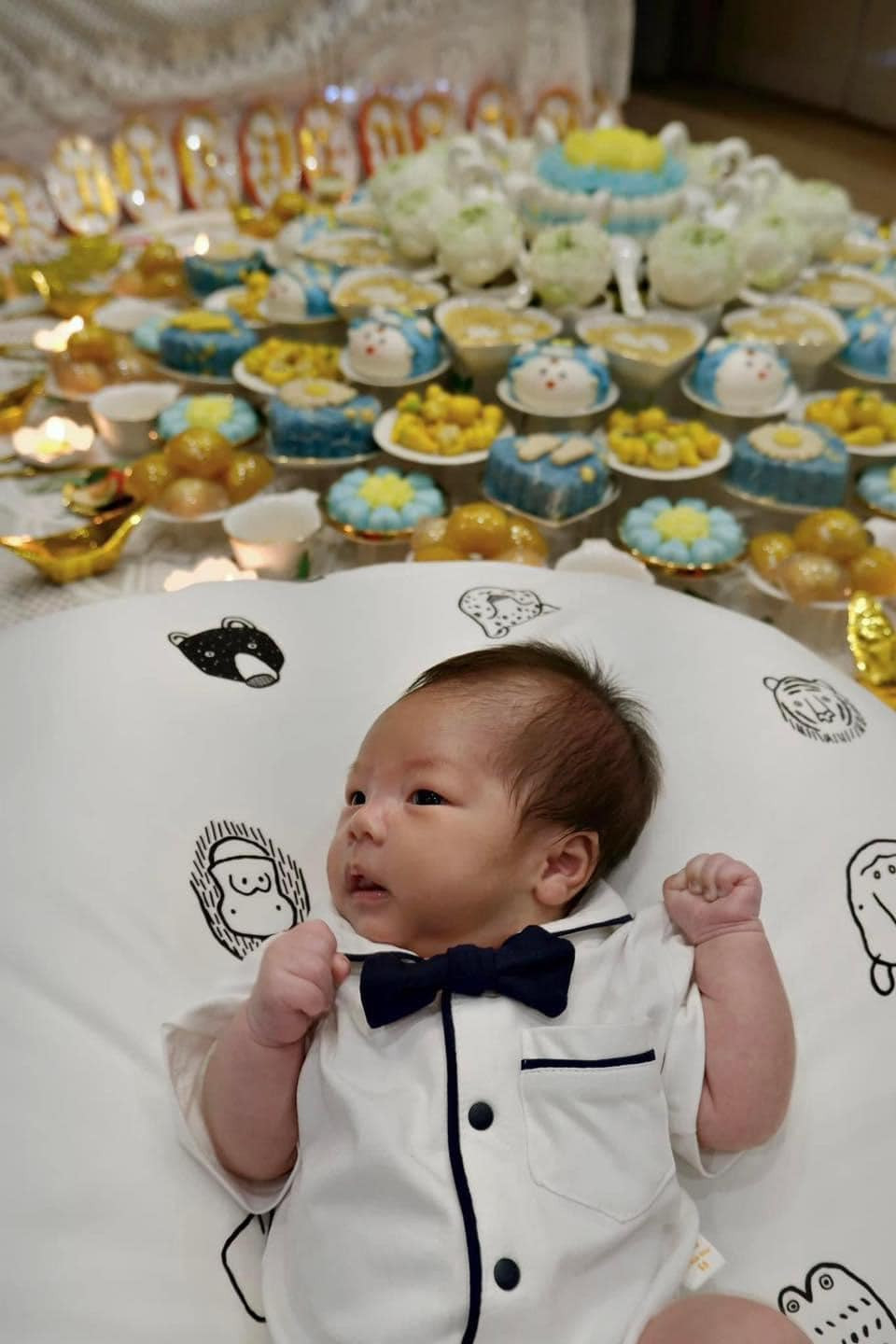 Ở dưới phần bình luận, rất nhiều người hâm mộ, bạn bè và đồng nghiệp thân thiết đã gửi lời chúc mừng đến gia đình Hà Đức Chinh. Cầu thủ Trần Đình Trọng bình luận: "Chúc con hay ăn chóng lớn , luôn mạnh khỏe và bình an", Bùi Tiến Dũng cũng để lại lời chúc: "Chúc con hay ăn chóng lớn, đẹp trai hơn Bố Chinh thật nhiều con nhé", còn nam cầu thủ Vũ Minh Tuấn viết: "Chúc con trai luôn mạnh khoẻ, ngoan ngoãn và hay ăn chóng lớn nhé".