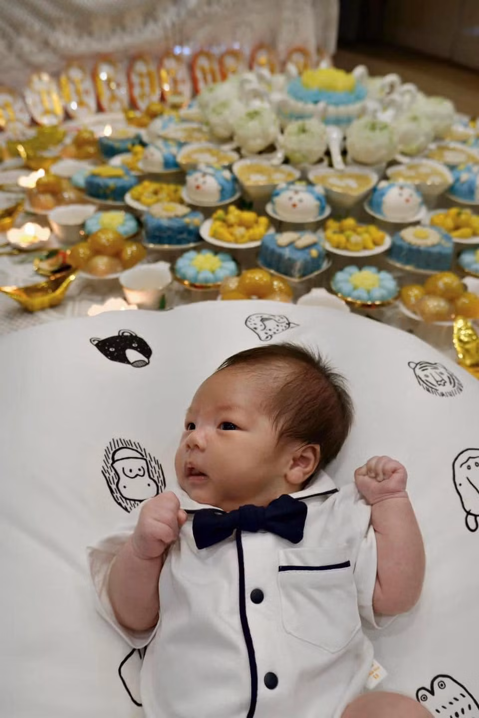 Ở dưới phần bình luận, rất nhiều người hâm mộ, bạn bè và đồng nghiệp thân thiết đã gửi lời chúc mừng đến gia đình Hà Đức Chinh. Cầu thủ Trần Đình Trọng bình luận: "Chúc con hay ăn chóng lớn , luôn mạnh khỏe và bình an", Bùi Tiến Dũng cũng để lại lời chúc: "Chúc con hay ăn chóng lớn, đẹp trai hơn Bố Chinh thật nhiều con nhé", còn nam cầu thủ Vũ Minh Tuấn viết: "Chúc con trai luôn mạnh khoẻ, ngoan ngoãn và hay ăn chóng lớn nhé".