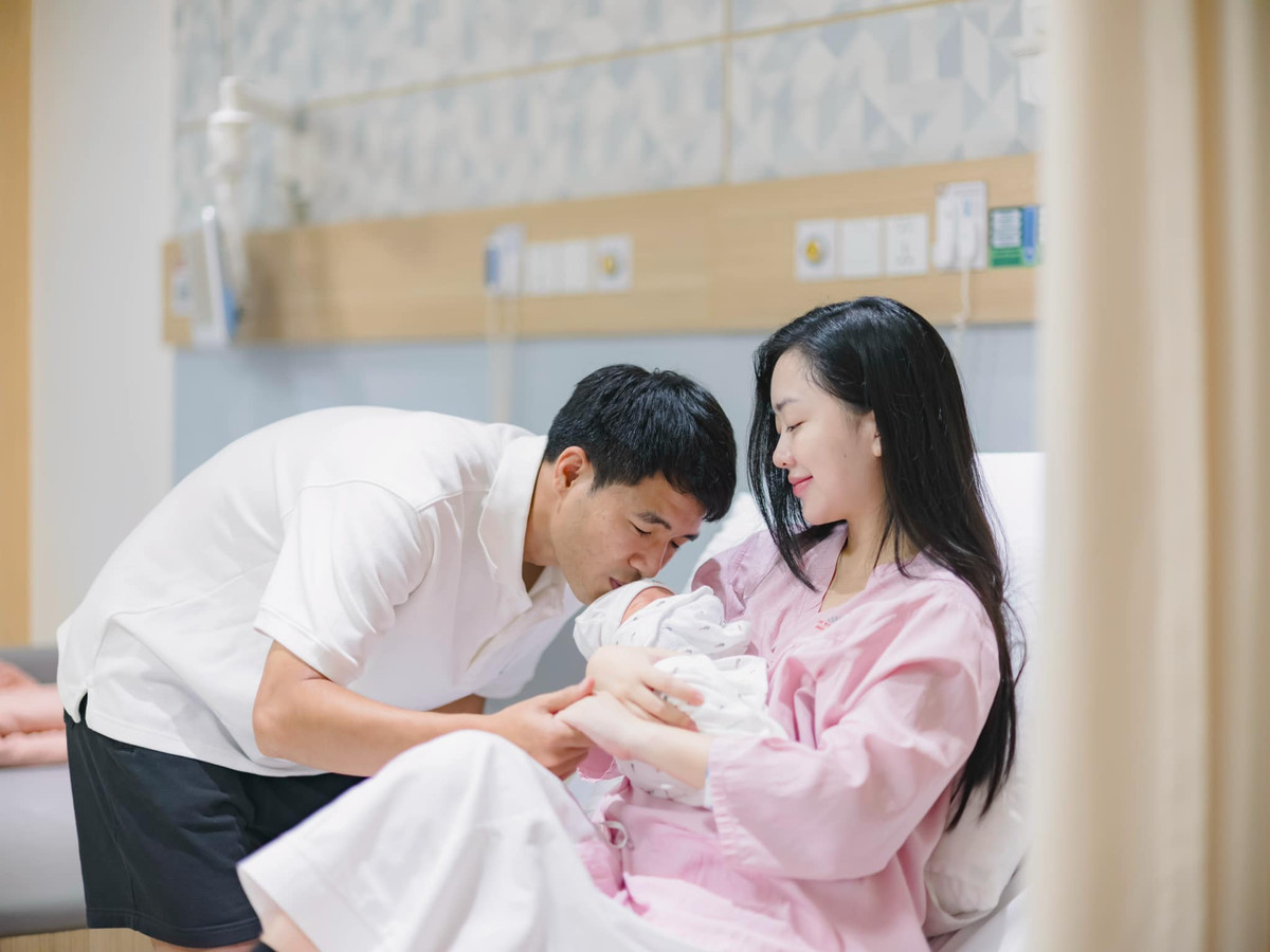 Trên mạng xã hội, Hà Đức Chinh nhiều lần công khai thể hiện tình yêu với nửa kia: "Em là cô gái của anh", "Mãi là tình yêu vĩ đại nhất đời anh"... Trong lễ đính hôn, chàng tiền đạo còn tuyên bố: "Bàn thắng có thể bỏ lỡ, cưới vợ thì không".