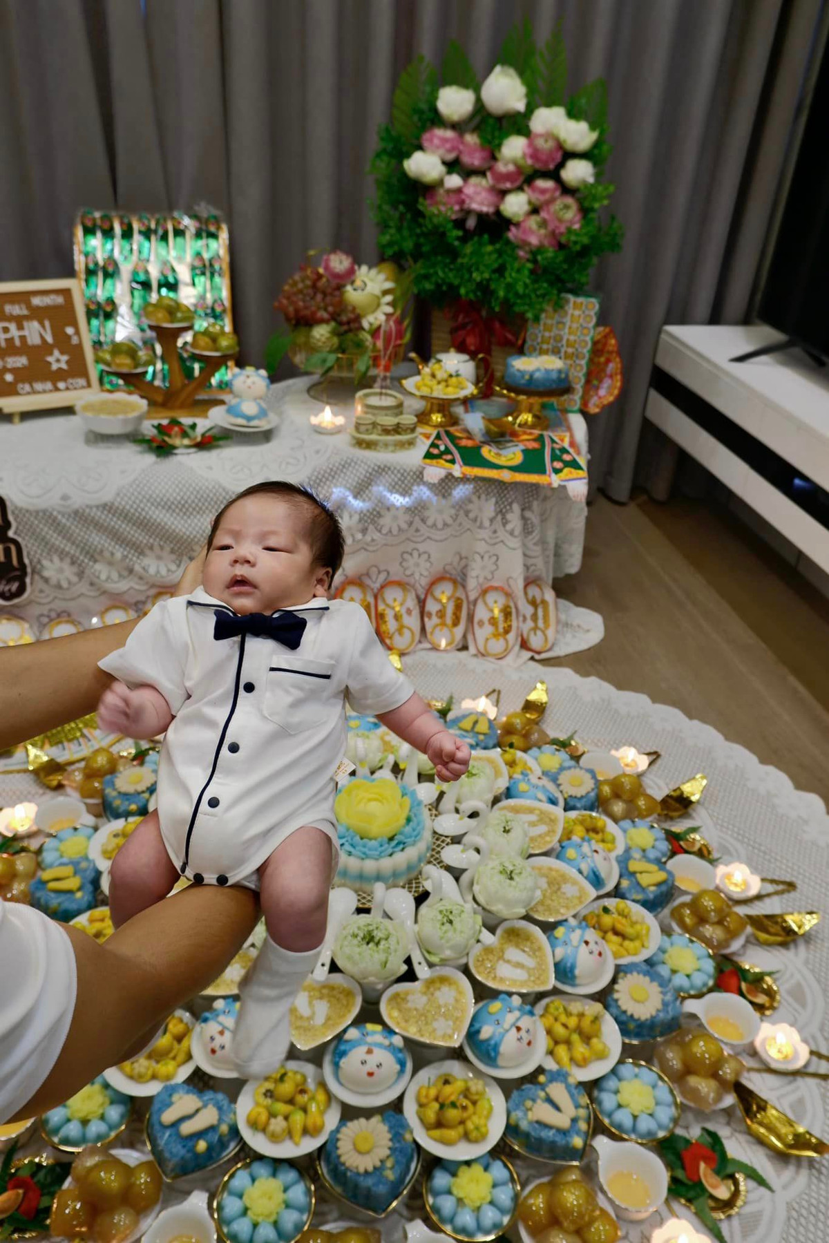 Hiện tại, vợ chồng Đức Chinh chưa tiết lộ tên thật của con trai, chỉ bật mí tên gọi thân mật là Phin.