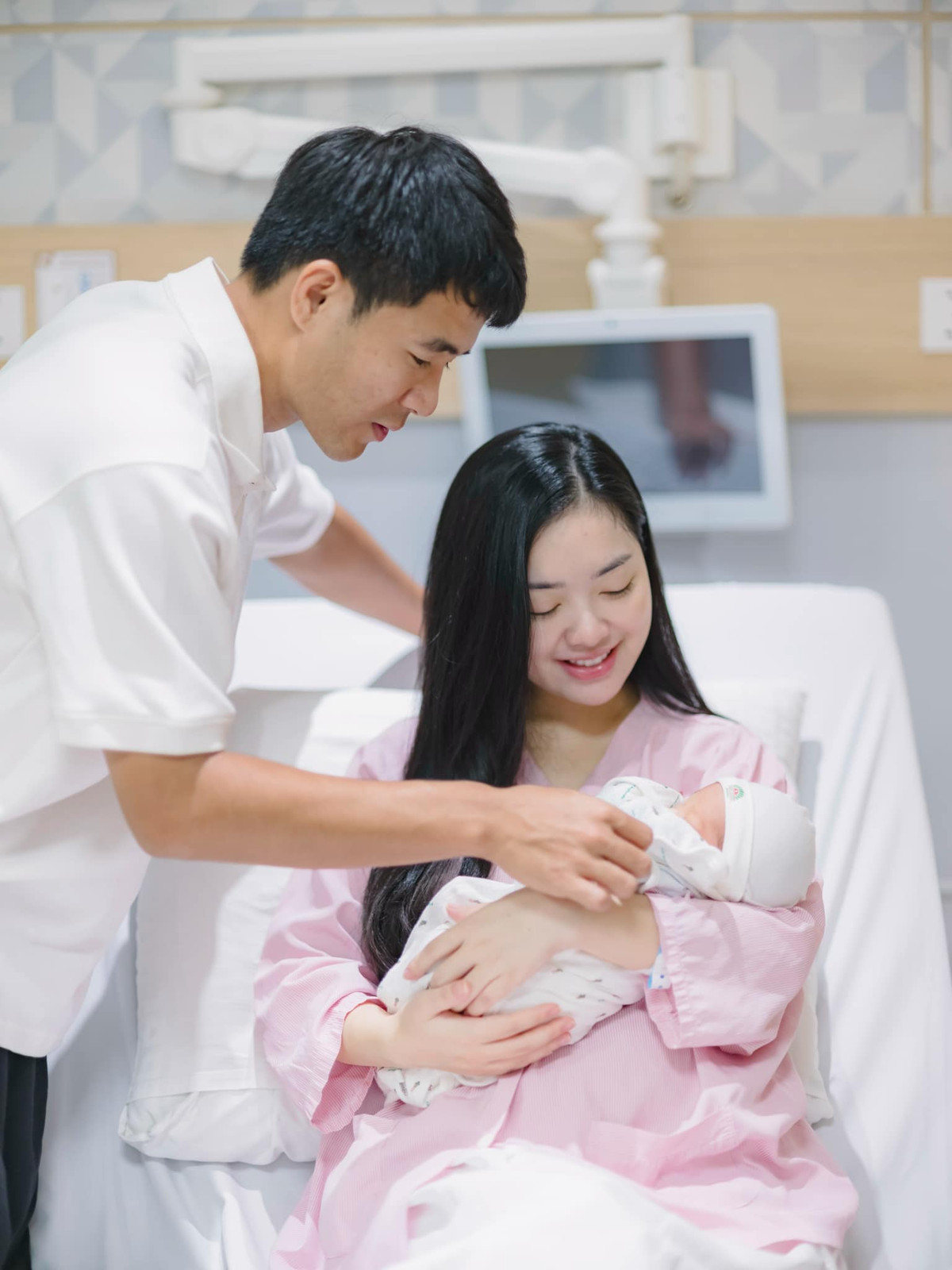 Trước đó, vào ngày 16/7, Hà Đức Chinh đăng tải loạt ảnh ghi lại khoảnh khắc ý nghĩa khi vợ vừa vượt cạn cùng lời âu yếm dành cho bà xã: "Cảm ơn vợ yêu đã mạnh mẽ suốt thai kỳ và vượt cạn thành công".