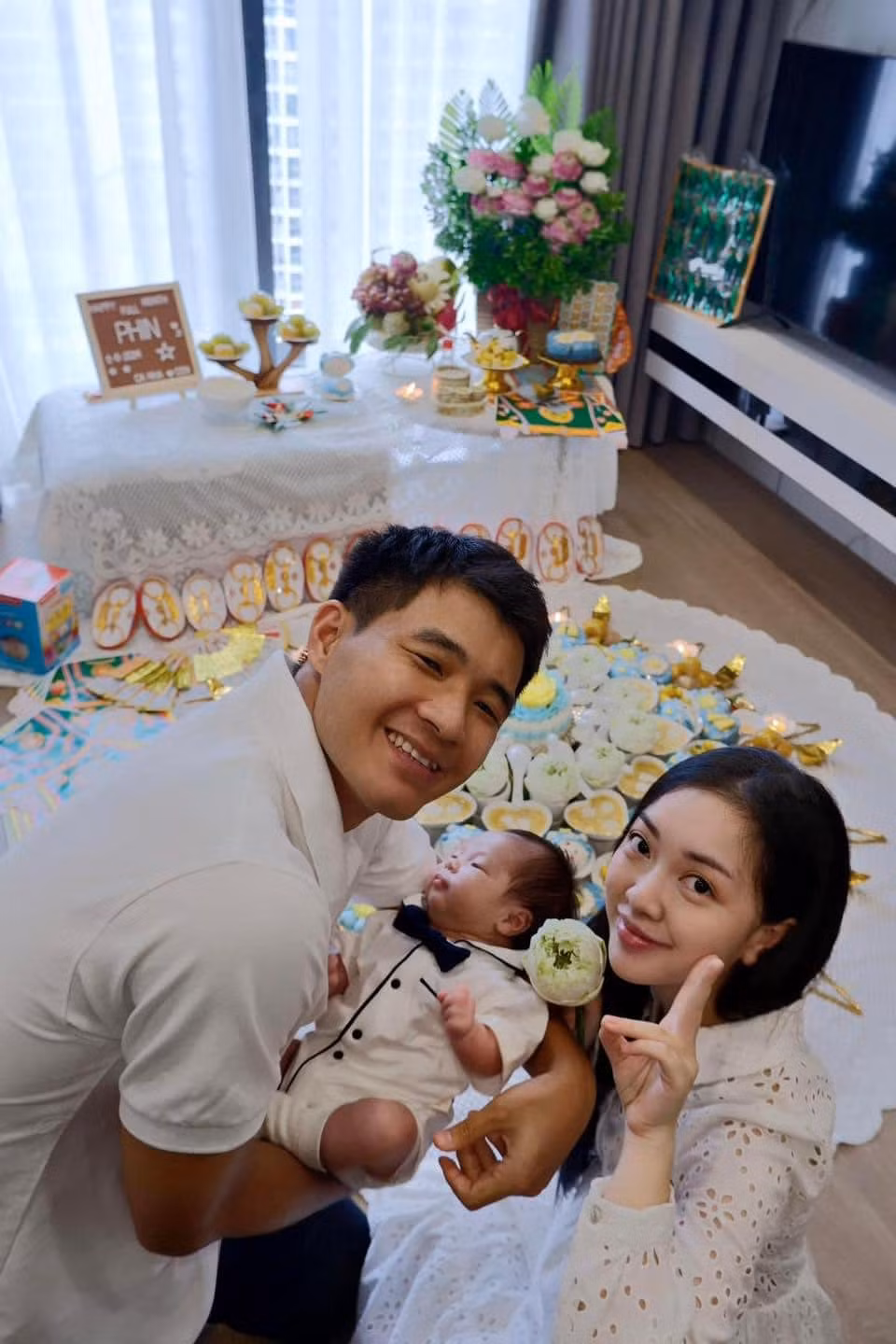 Trên trang cá nhân của mình, Hà Đức Chinh vừa đăng tải loạt ảnh mừng con trai đầy tháng kèm dòng trạng thái: "Mừng đầy tháng em Phin. Cả nhà yêu em." Đây cũng là lần đầu tiên nam cầu thủ công khai rõ dung mạo quý tử nhà mình.