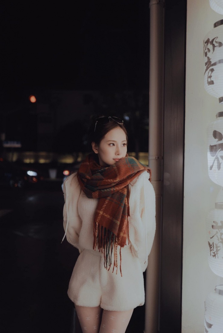 Lê Thị Thương nằm trong đội thiết kế chính cho một công ty thời trang có vốn đầu tư nước ngoài tại Thượng Hải. Ngoài ra, cô dâu Việt Nam đang sinh sống tại Trung Quốc này còn kinh doanh online.