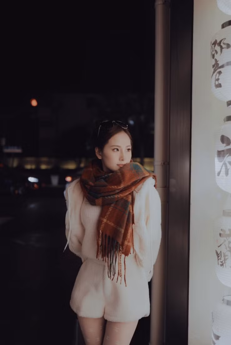 Lê Thị Thương nằm trong đội thiết kế chính cho một công ty thời trang có vốn đầu tư nước ngoài tại Thượng Hải. Ngoài ra, cô dâu Việt Nam đang sinh sống tại Trung Quốc này còn kinh doanh online.