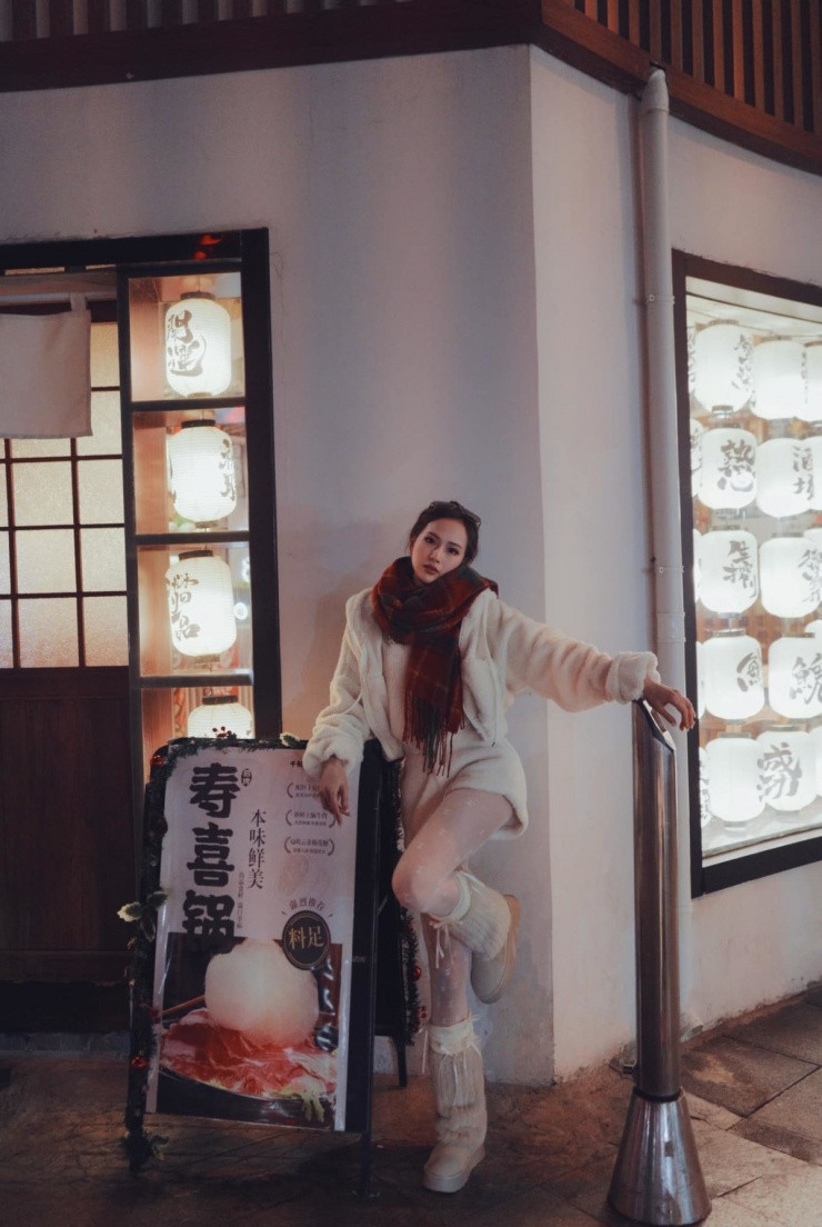 Sau khi sinh con gái đầu lòng, Lê Thị Thương lập trang cá nhân có tên "Gia đình Chiên Chiên", cập nhật cuộc sống hằng ngày của vợ chồng cô và con gái. Kênh của cô hiện có hơn 65.000 người theo dõi.