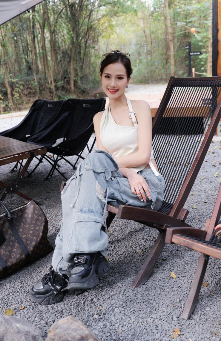 Bên dưới ảnh, video Thương đăng tải, nhiều người để lại bình luận khen ngợi nhan sắc của cô "xinh như hoa hậu" và xin bí quyết giữ dáng.