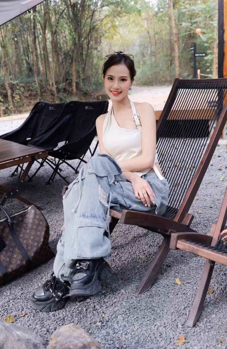 Bên dưới ảnh, video Thương đăng tải, nhiều người để lại bình luận khen ngợi nhan sắc của cô "xinh như hoa hậu" và xin bí quyết giữ dáng.