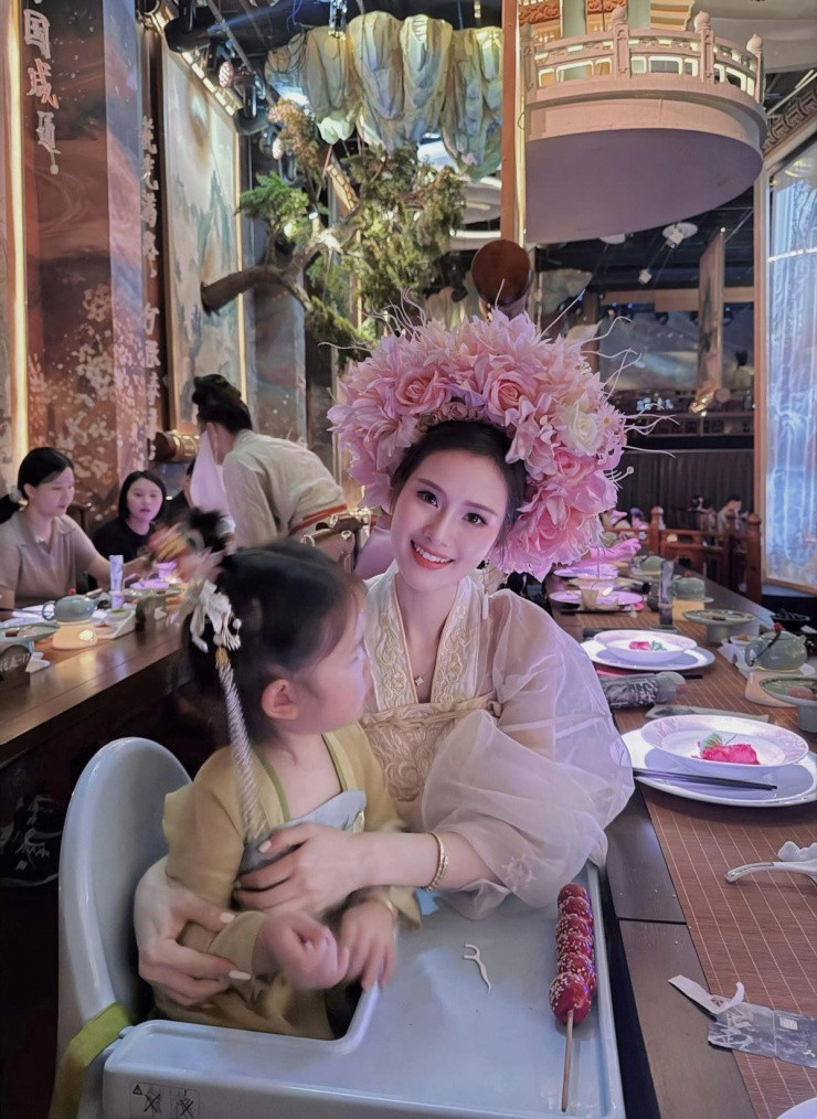 Bên cạnh cuộc sống viên mãn, nhan sắc của bà mẹ một con Việt Nam này cũng được nhiều người không ngớt lời khen ngợi.