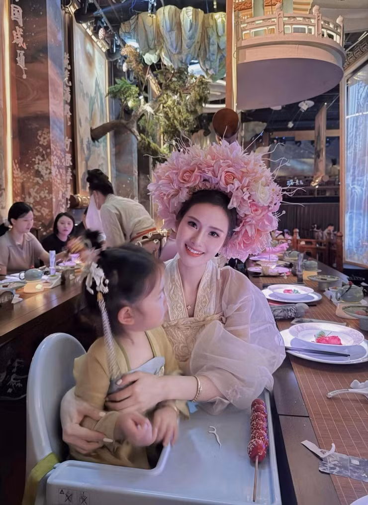 Bên cạnh cuộc sống viên mãn, nhan sắc của bà mẹ một con Việt Nam này cũng được nhiều người không ngớt lời khen ngợi.