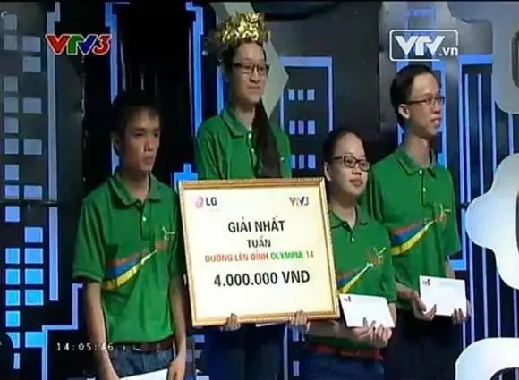 Cô nàng gắn với hình ảnh mọt sách cùng chiếc kính cận.