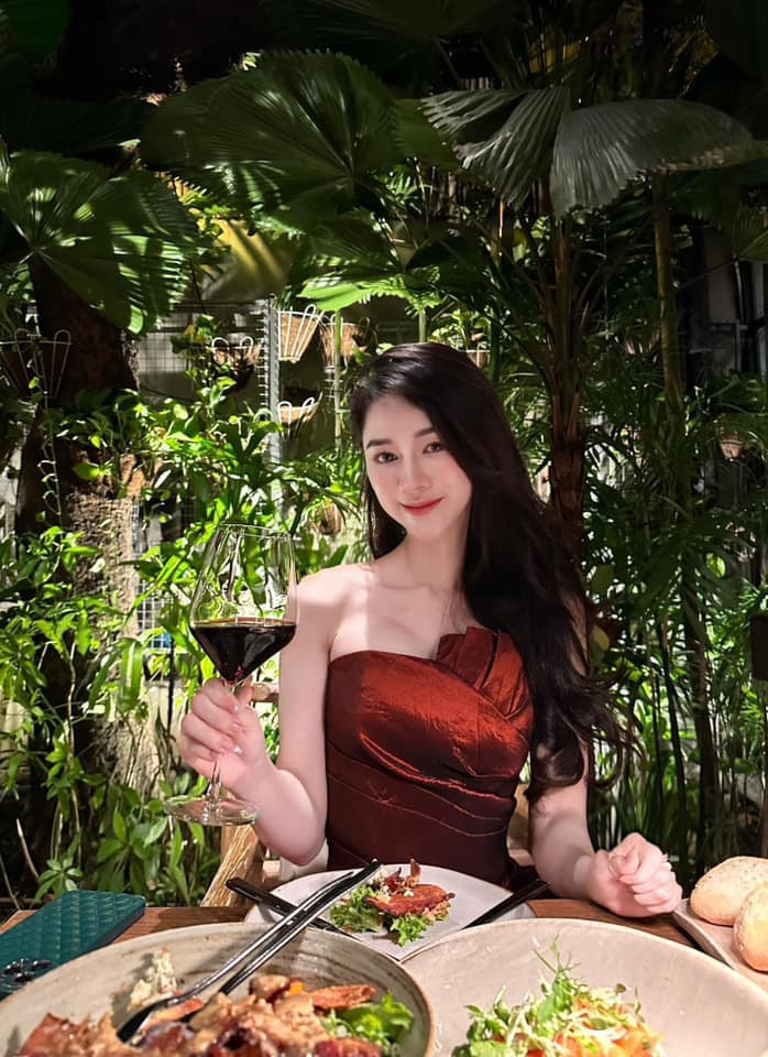 Cựu thí sinh Olympia chia sẻ, hồi còn ngồi trên ghế nhà trường, cô nàng chỉ biết học và học. Lúc đó, Huyền thực sự mình không quá quan tâm chăm sóc ngoại hình. Lên đến đại học, sau đó là đi làm, lúc này đã va chạm với cuộc sống nhiều hơn, Huyền mới bắt đầu hiểu được tầm quan trọng của vẻ bề ngoài.