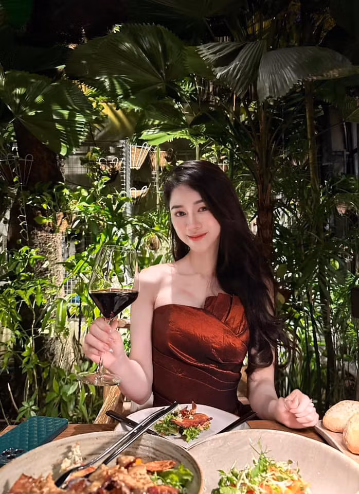 Cựu thí sinh Olympia chia sẻ, hồi còn ngồi trên ghế nhà trường, cô nàng chỉ biết học và học. Lúc đó, Huyền thực sự mình không quá quan tâm chăm sóc ngoại hình. Lên đến đại học, sau đó là đi làm, lúc này đã va chạm với cuộc sống nhiều hơn, Huyền mới bắt đầu hiểu được tầm quan trọng của vẻ bề ngoài.