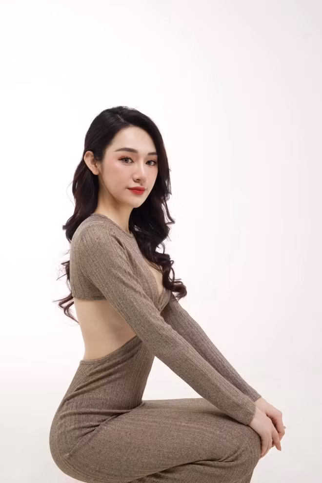 Ngoài ra, cô nàng cho biết bản thân đang ôn luyện và chuẩn bị tốt nhất mọi thứ để có thể du học hệ Thạc sĩ ở Mỹ, trải nghiệm thế giới bên ngoài và vượt qua giới hạn bản thân. (Ảnh: FBNV)