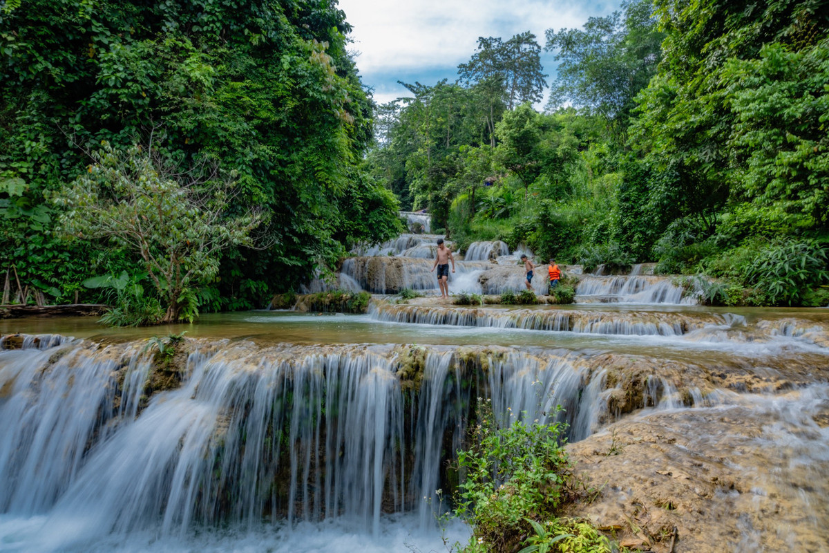 Thac nuoc ‘bac thang’ cach Ha Noi 100km, du khach choi quen loi ve-Hinh-3