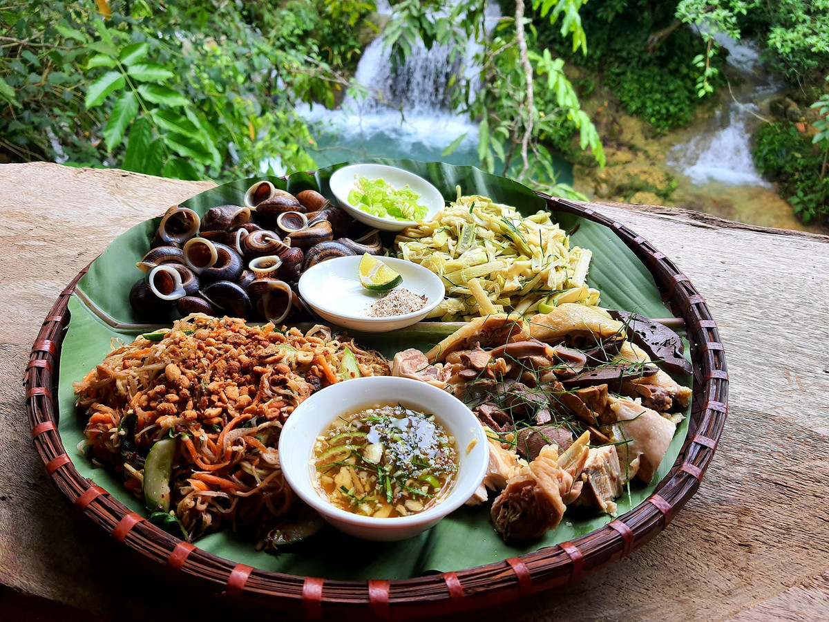 Thac nuoc ‘bac thang’ cach Ha Noi 100km, du khach choi quen loi ve-Hinh-6