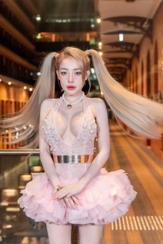 Một số ý kiến cho rằng việc thẩm mỹ quá mức có thể khiến nhan sắc Ngân 98 mất đi vẻ tự nhiên, trong khi những người khác lại bày tỏ quan ngại về việc gái xinh này theo đuổi vẻ đẹp chuẩn mực theo cách nhân bản và không có sự độc đáo.