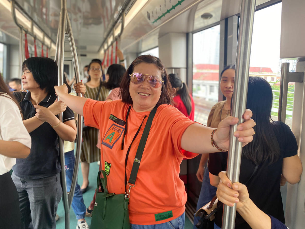 Khi gần đến mỗi ga, trên tàu sẽ có loa phát thanh thông báo bằng cả tiếng Việt và tiếng Anh để hành khách có sự chuẩn bị, xuống đúng điểm mong muốn.