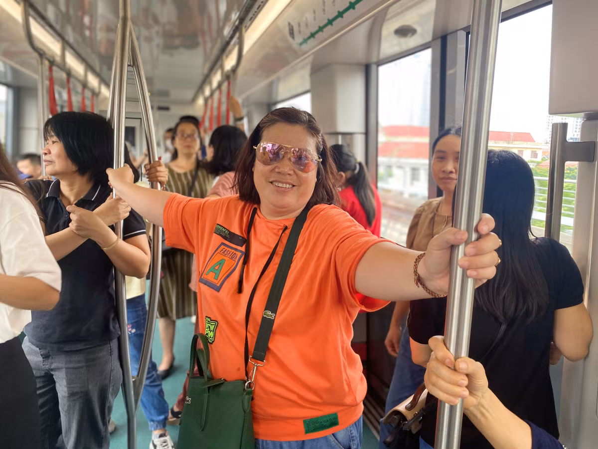 Khi gần đến mỗi ga, trên tàu sẽ có loa phát thanh thông báo bằng cả tiếng Việt và tiếng Anh để hành khách có sự chuẩn bị, xuống đúng điểm mong muốn.