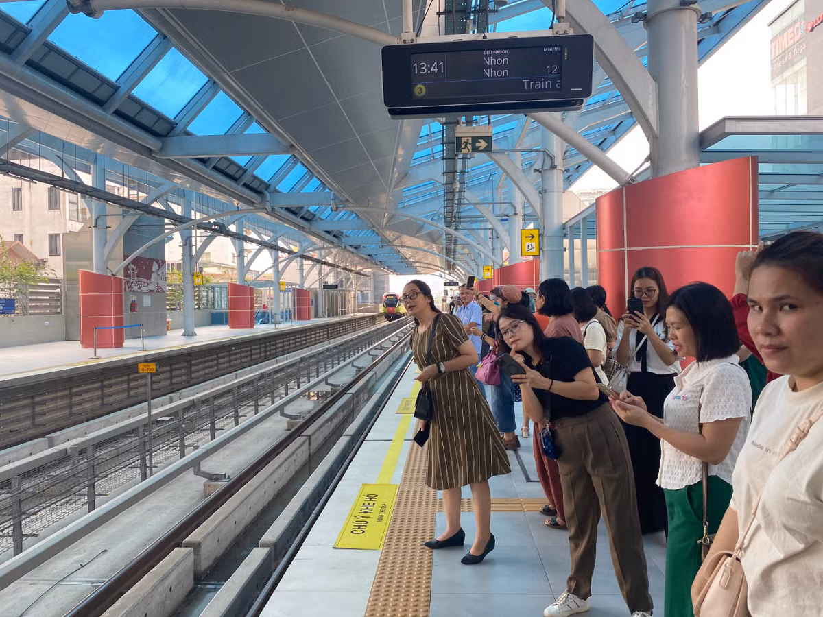 Người dân háo hứng đợi tàu đến.