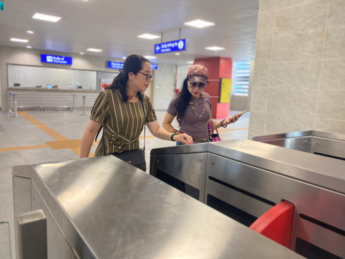 Sau khi nhận token, người đi sẽ sử dụng để qua cổng kiểm soát, và giữ token cho đến cuối hành trình.