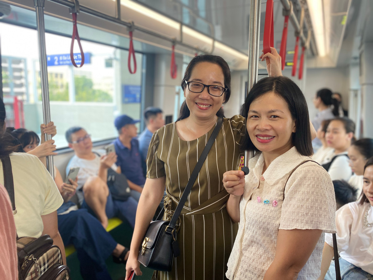 Dù đã là ngày thứ 5 vận hành tuyến metro này thế nhưng vẫn rất nhiều hành khách.