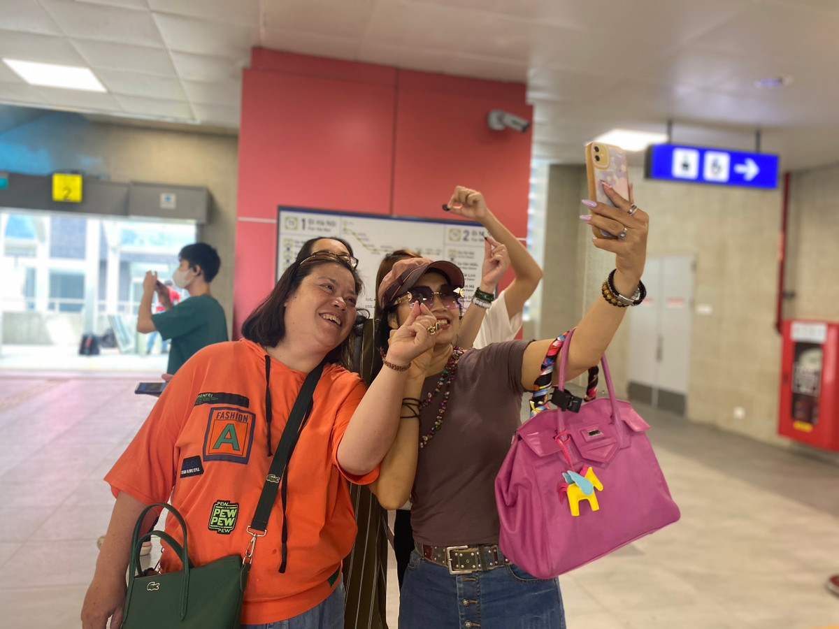 Ai cũng tỏ ra thích thú khi thấy vé lên tàu của tuyến metro có hình tròn, nhỏ như đồng xu và bên trên là hình ảnh Khuê Văn Các - biểu tượng của Hà Nội.