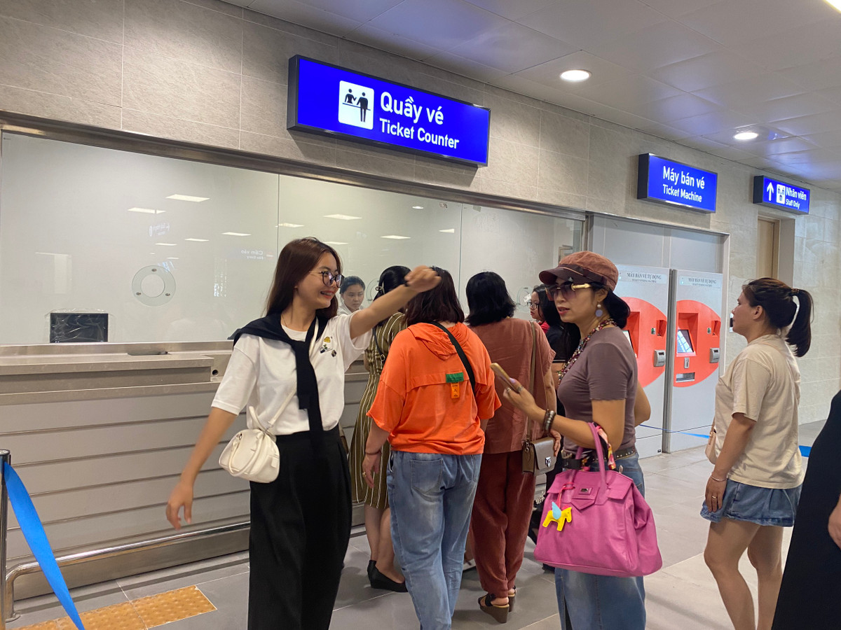 Mọi người háo hức xếp hàng lấy vé tại quầy.