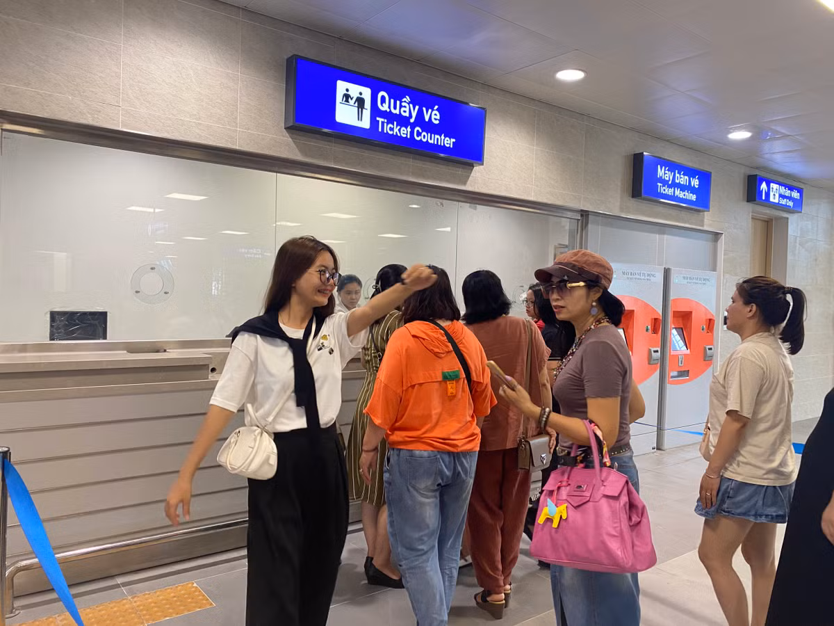 Mọi người háo hức xếp hàng lấy vé tại quầy.