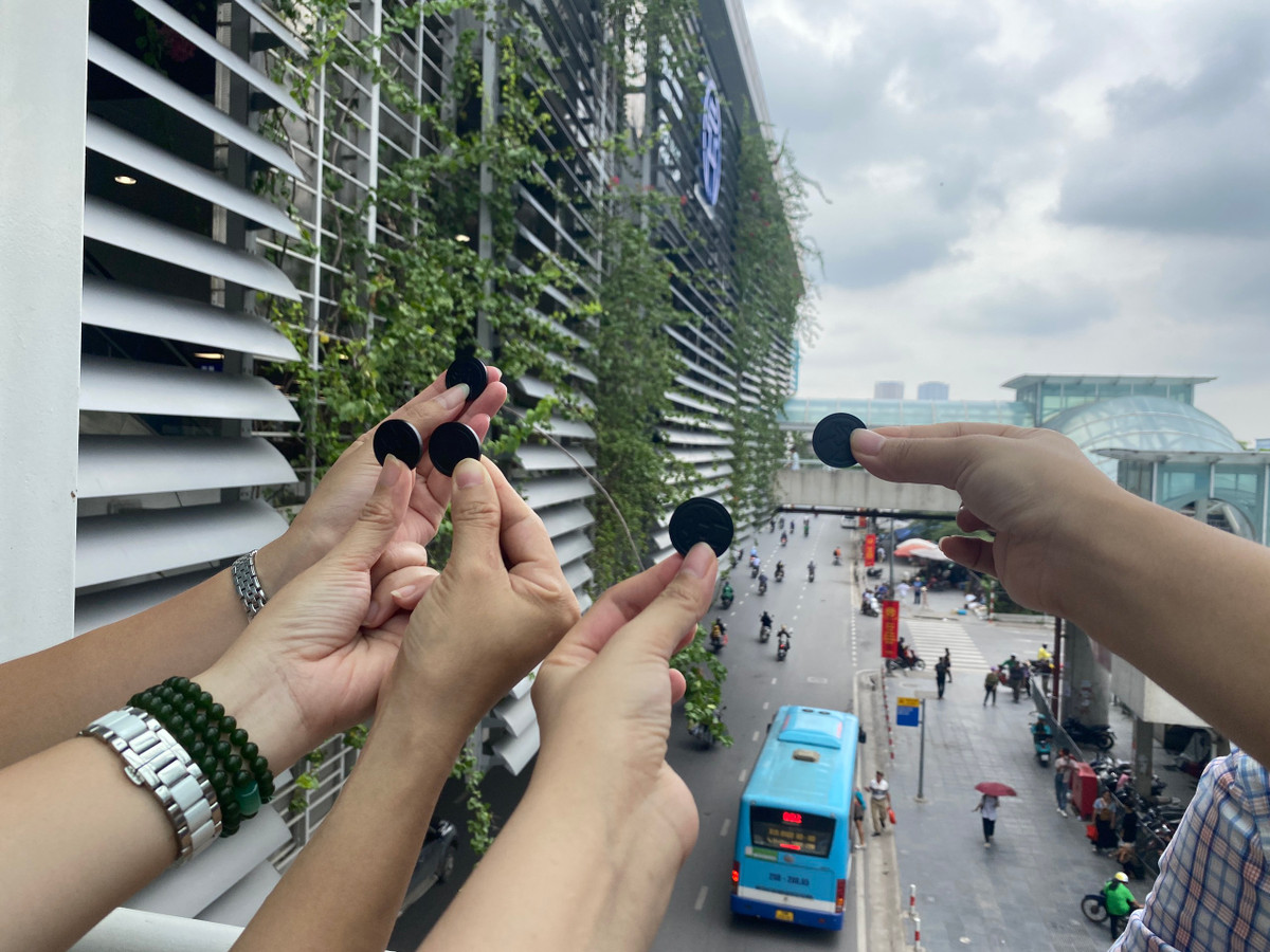 Khác với vé giấy hay thẻ quẹt trên xe buýt, vé của metro Nhổn - ga Hà Nội sử dụng token (hình dạng đồng xu) có thiết kế đơn giản, không in số hay chữ.