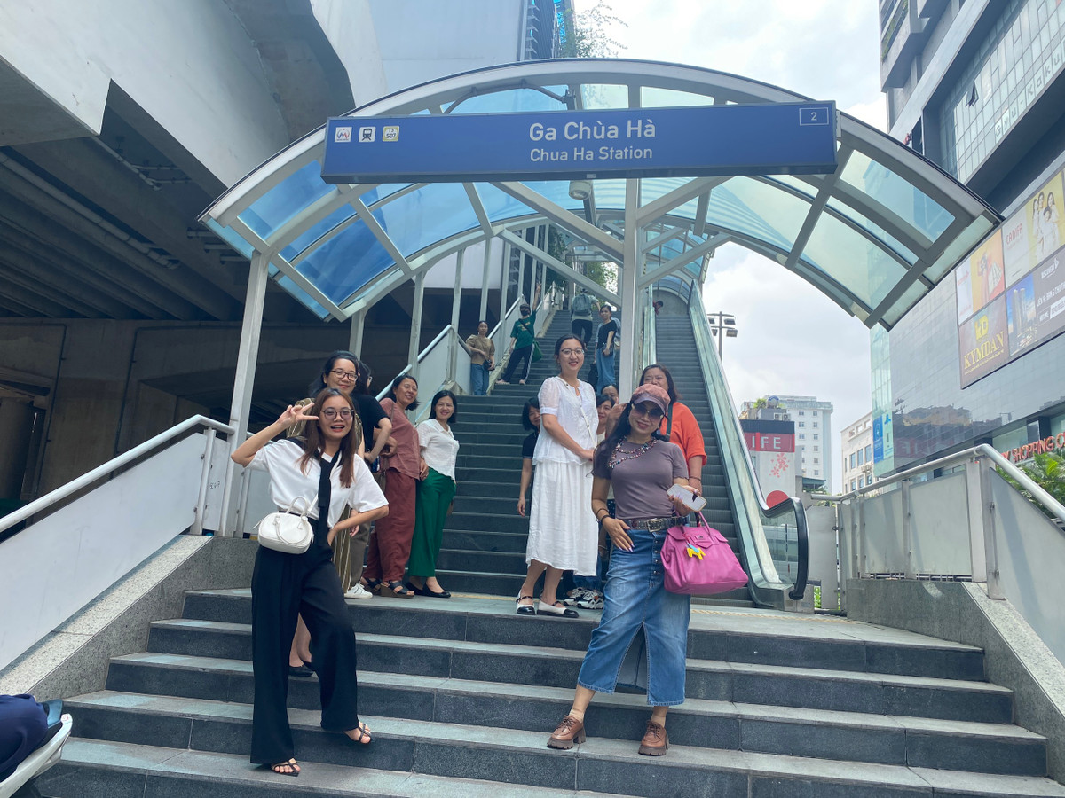 Không nằm ngoài sức hút của tuyến metro Nhổn - Cầu Giấy, nhiều người dân Hà Nội và một số tỉnh thành lân cận đã cùng nhau trải nghiệm tuyến metro thứ 2 của Hà Nội.