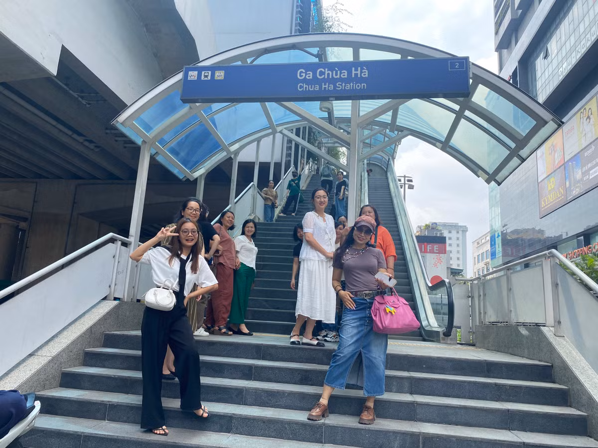 Không nằm ngoài sức hút của tuyến metro Nhổn - Cầu Giấy, nhiều người dân Hà Nội và một số tỉnh thành lân cận đã cùng nhau trải nghiệm tuyến metro thứ 2 của Hà Nội.