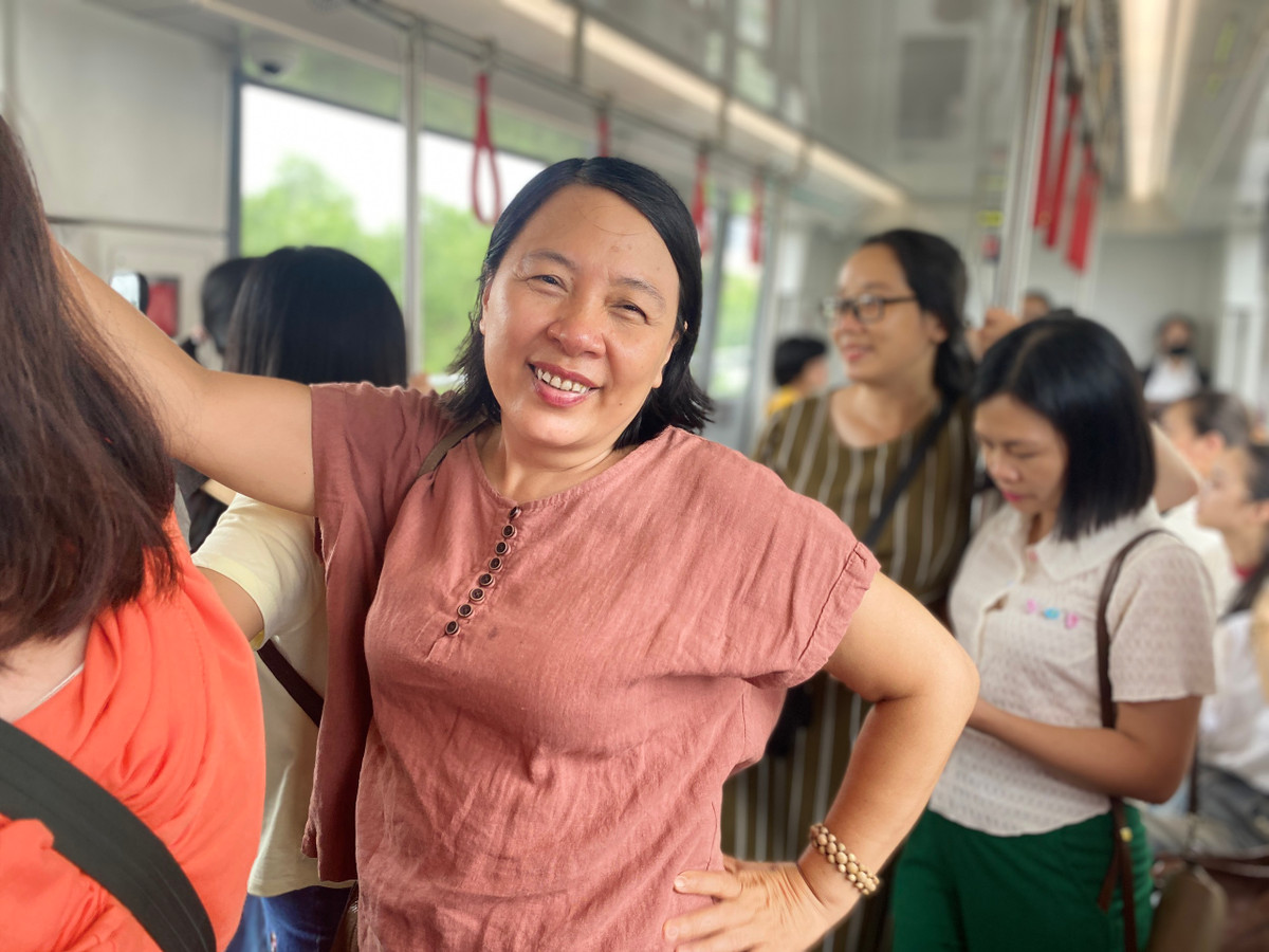 Mọi người tranh thủ check-in, ghi lại những hình ảnh trên chuyến trải nghiệm đặc biệt này.