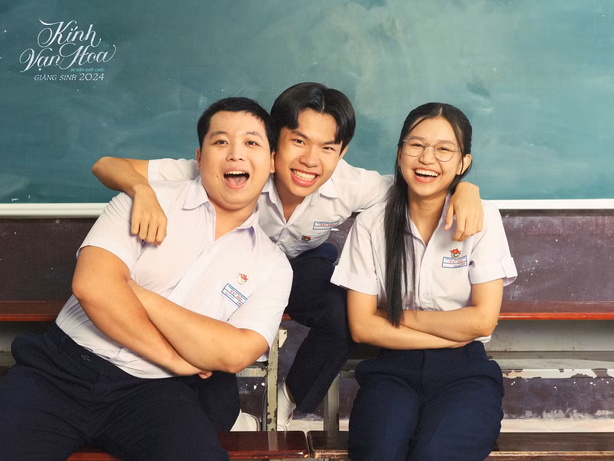 Ba diễn viên từng đảm nhận vai diễn Quý, Long, Hạnh trong bản truyền hình Kính vạn hoa có 3 phần ra mắt trong 3 năm 2005, 2006 và 2008, là Ngọc Trai, Vũ Long, Anh Đào mới đây đã có dịp hội ngộ với nhau trong bộ ảnh công bố dự án phim điện ảnh Kính Vạn Hoa, dự kiến chiếu cuối năm nay. (Ảnh: Galaxy Studio)