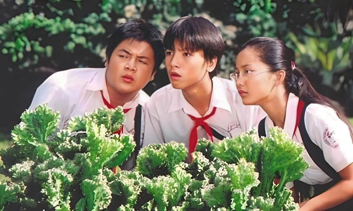 Kính vạn hoa là truyện dài nhiều tập được Nguyễn Nhật Ánh sáng tác vào thập niên 1990 - 2000. Bộ truyện gồm 54 tập, xoay quanh những chuyện vui buồn, nghịch ngợm trong giới học trò, kèm những bài học cuộc sống ý nghĩa. Bản phim truyền hình cùng tên được chiếu năm 2005 là một phần kí ức trong tuổi thơ của nhiều người. (Ảnh: Galaxy Studio)