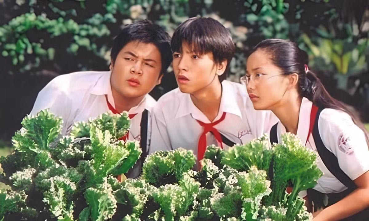 Kính vạn hoa là truyện dài nhiều tập được Nguyễn Nhật Ánh sáng tác vào thập niên 1990 - 2000. Bộ truyện gồm 54 tập, xoay quanh những chuyện vui buồn, nghịch ngợm trong giới học trò, kèm những bài học cuộc sống ý nghĩa. Bản phim truyền hình cùng tên được chiếu năm 2005 là một phần kí ức trong tuổi thơ của nhiều người. (Ảnh: Galaxy Studio)