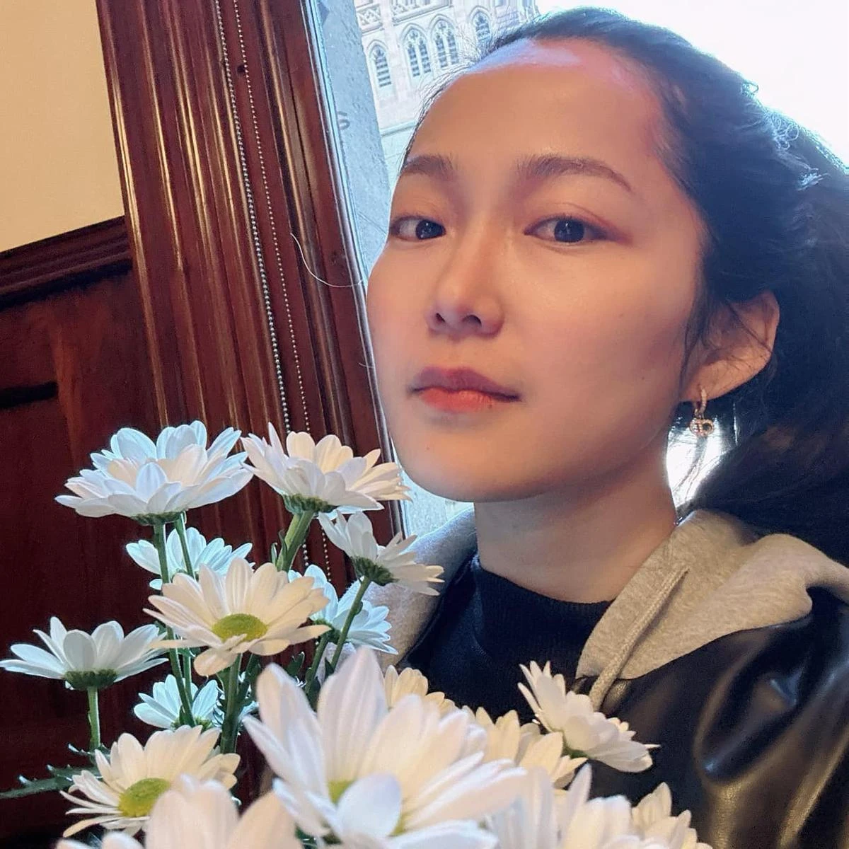 Anh Đào sinh năm 1989, từng góp mặt trong loạt phim ăn khách như Kính Vạn Hoa, Tường Vi Cánh Mỏng, Nơi Tình Yêu Bắt Đầu… Năm 2009, cô sang Singapore du học, rồi học tiếp ngành Quản trị hệ thống thông tin tại Úc. Hiện Anh Đào đang làm giảng viên ở Úc. (Ảnh: FBNV)