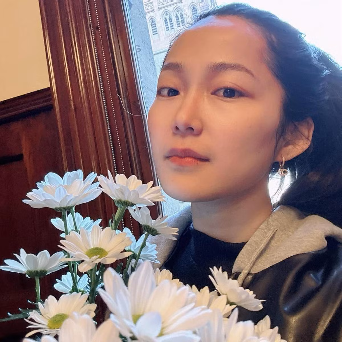 Anh Đào sinh năm 1989, từng góp mặt trong loạt phim ăn khách như Kính Vạn Hoa, Tường Vi Cánh Mỏng, Nơi Tình Yêu Bắt Đầu… Năm 2009, cô sang Singapore du học, rồi học tiếp ngành Quản trị hệ thống thông tin tại Úc. Hiện Anh Đào đang làm giảng viên ở Úc. (Ảnh: FBNV)