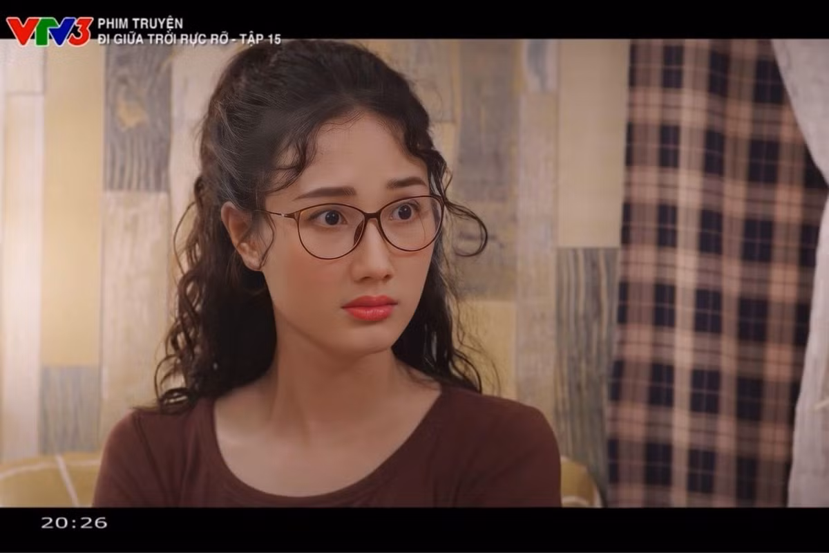 Nữ diễn viên 9X xuất hiện với vẻ ngoài khó gần, chuẩn vai "chị cả" cùng cặp kính cận, trang phục giản dị. Đặc biệt, chất giọng miền Trung khiến nhiều người thắc mắc cô nàng sao có thể nói được chất giọng địa phương "chuẩn" đến như vậy.