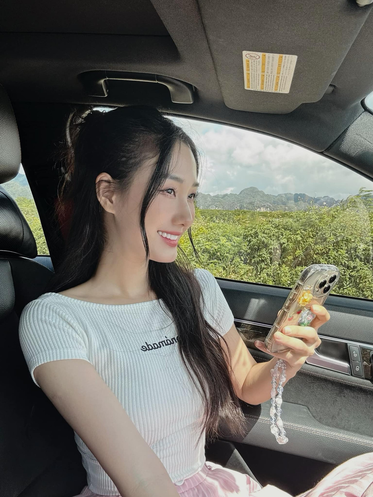 Bén duyên với công việc diễn xuất, cô nàng cũng học thêm khóa Diễn viên Điện ảnh - Truyền hình tại Trường Đại Học Sân Khấu - Điện Ảnh Hà Nội.