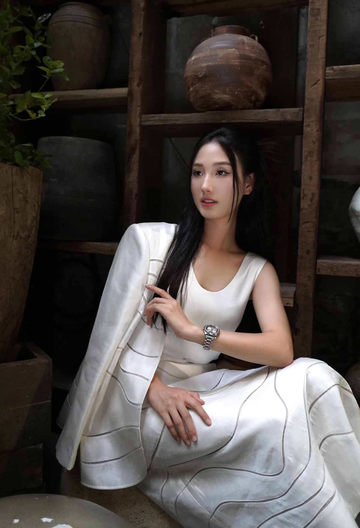 Khánh Ly sinh năm 1998, theo học trường Đại học Giao thông Vận tải, khoa Công nghệ thông tin.