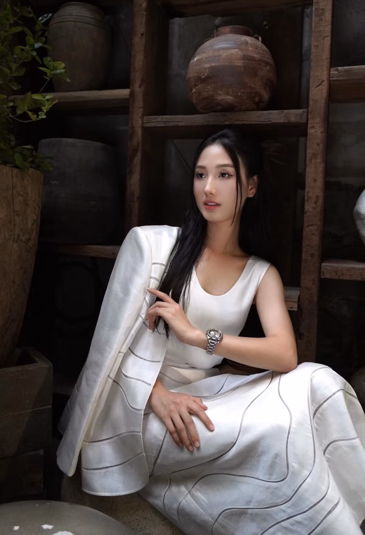 Khánh Ly sinh năm 1998, theo học trường Đại học Giao thông Vận tải, khoa Công nghệ thông tin.