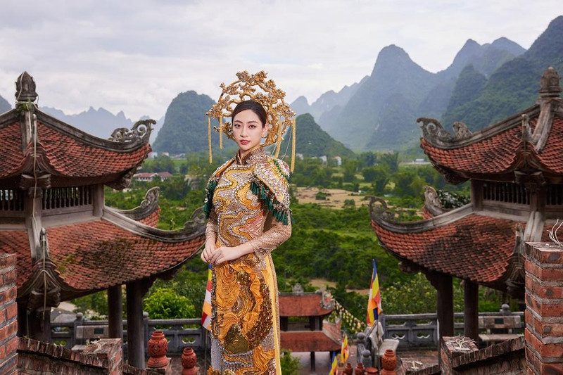 Bên cạnh thác Bản Giốc, Lương Thùy Linh lựa chọn thêm một địa điểm khác là Phật Tích Trúc Lâm Bản Giốc nằm cạnh thác Bản Giốc - nơi có thể ngắm toàn cảnh sắc thiên nhiên hùng vĩ nơi đây.