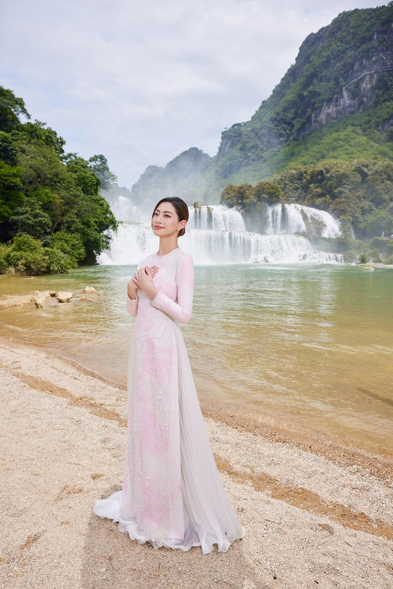 Sau thời gian kết thúc nhiệm kỳ, đây là lần hiếm hoi khán giả được thấy Lương Thùy Linh cđội vương miện Miss World Vietnam 2019.